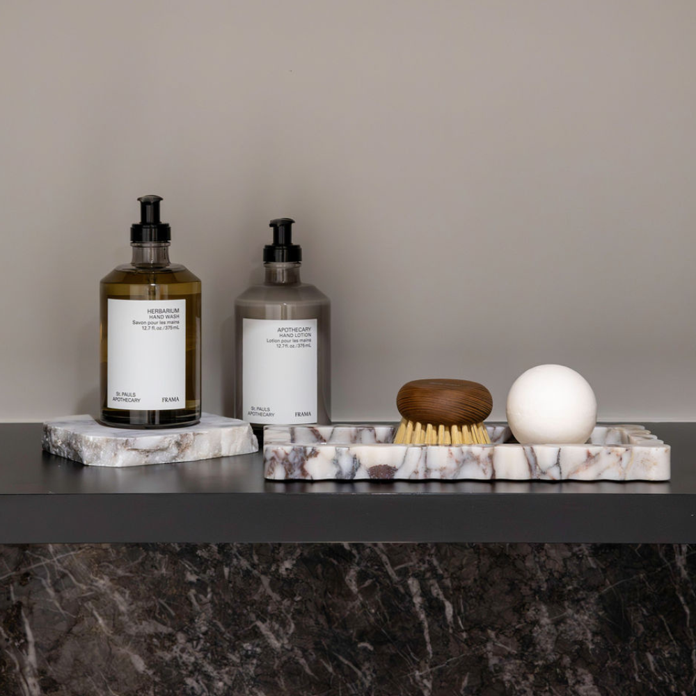 Palazzo Small Scalloped Bar Tray – Luxury narrow tray with scalloped edges, perfect for small spaces. Elegant design inspired by palatial architecture, ideal for bedroom, bathroom, or living room.